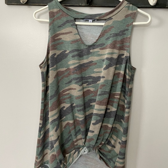 Camo cutout knot tank - Picture 1 of 1
